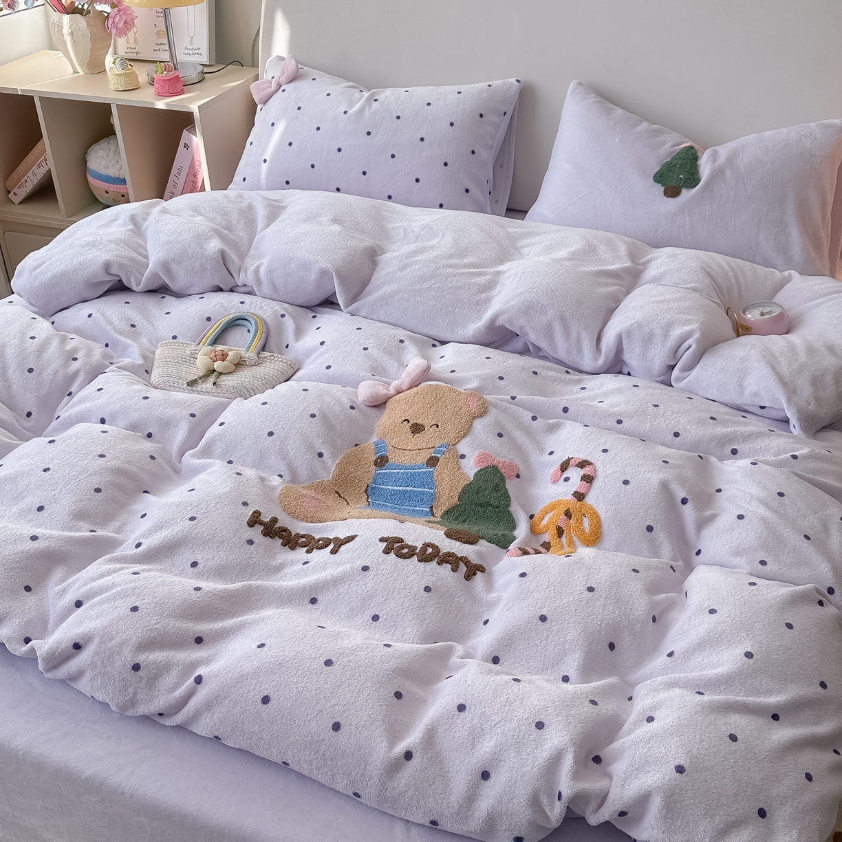 91家纺网 家纺一手货源 找家纺 子钦家纺 2025秋冬新款加厚牛奶绒撸猫感毛巾绣四件套-圣诞小熊 圣诞小熊-紫波点