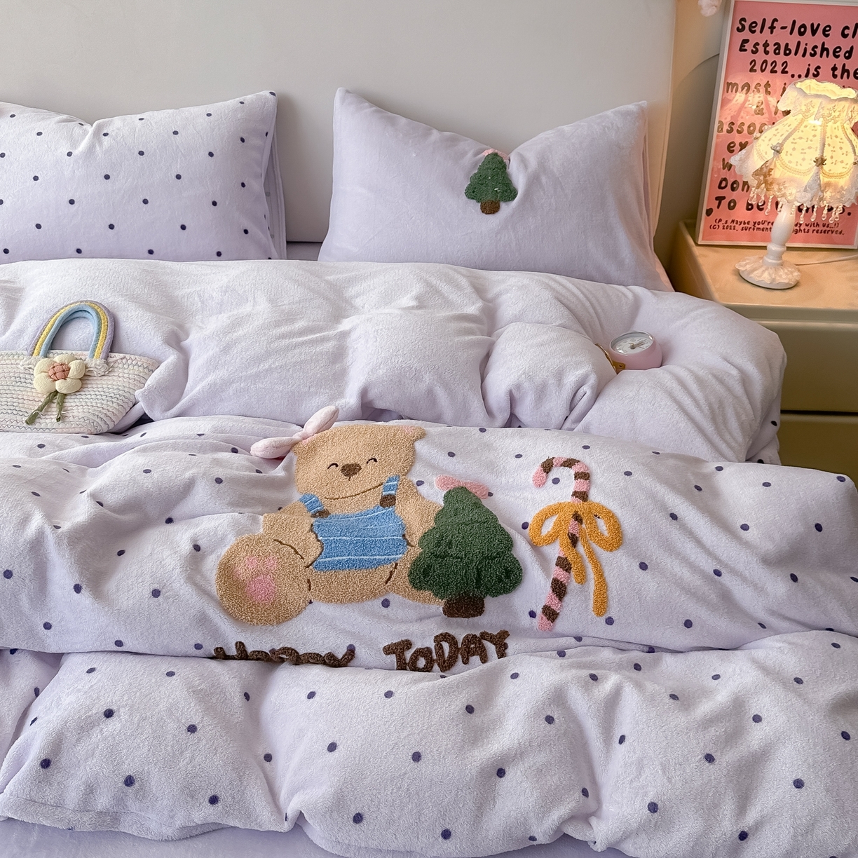 91家纺网 家纺一手货源 找家纺 子钦家纺 2025秋冬新款加厚牛奶绒撸猫感毛巾绣四件套-圣诞小熊 圣诞小熊-紫波点