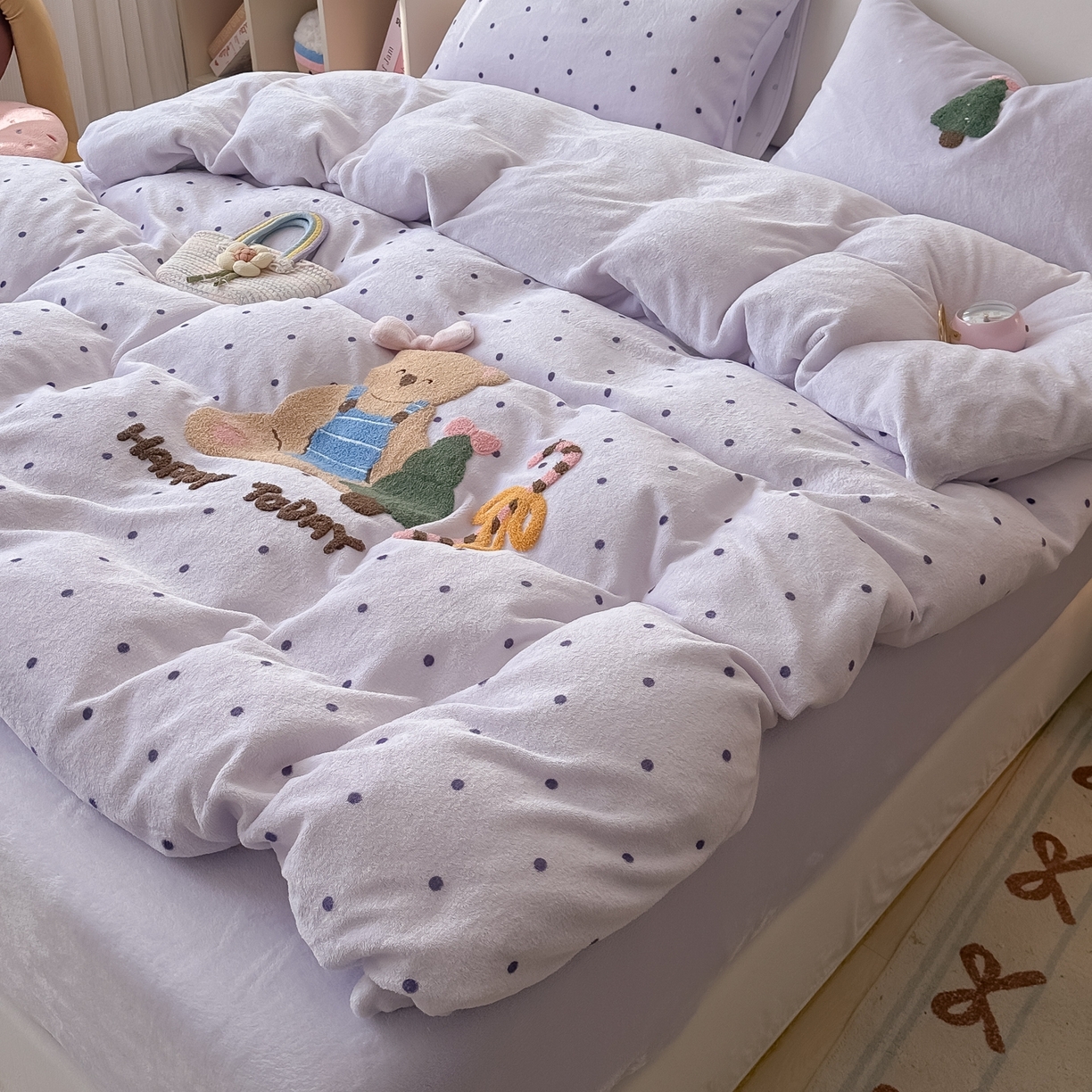 91家纺网 家纺一手货源 找家纺 子钦家纺 2025秋冬新款加厚牛奶绒撸猫感毛巾绣四件套-圣诞小熊 圣诞小熊-紫波点