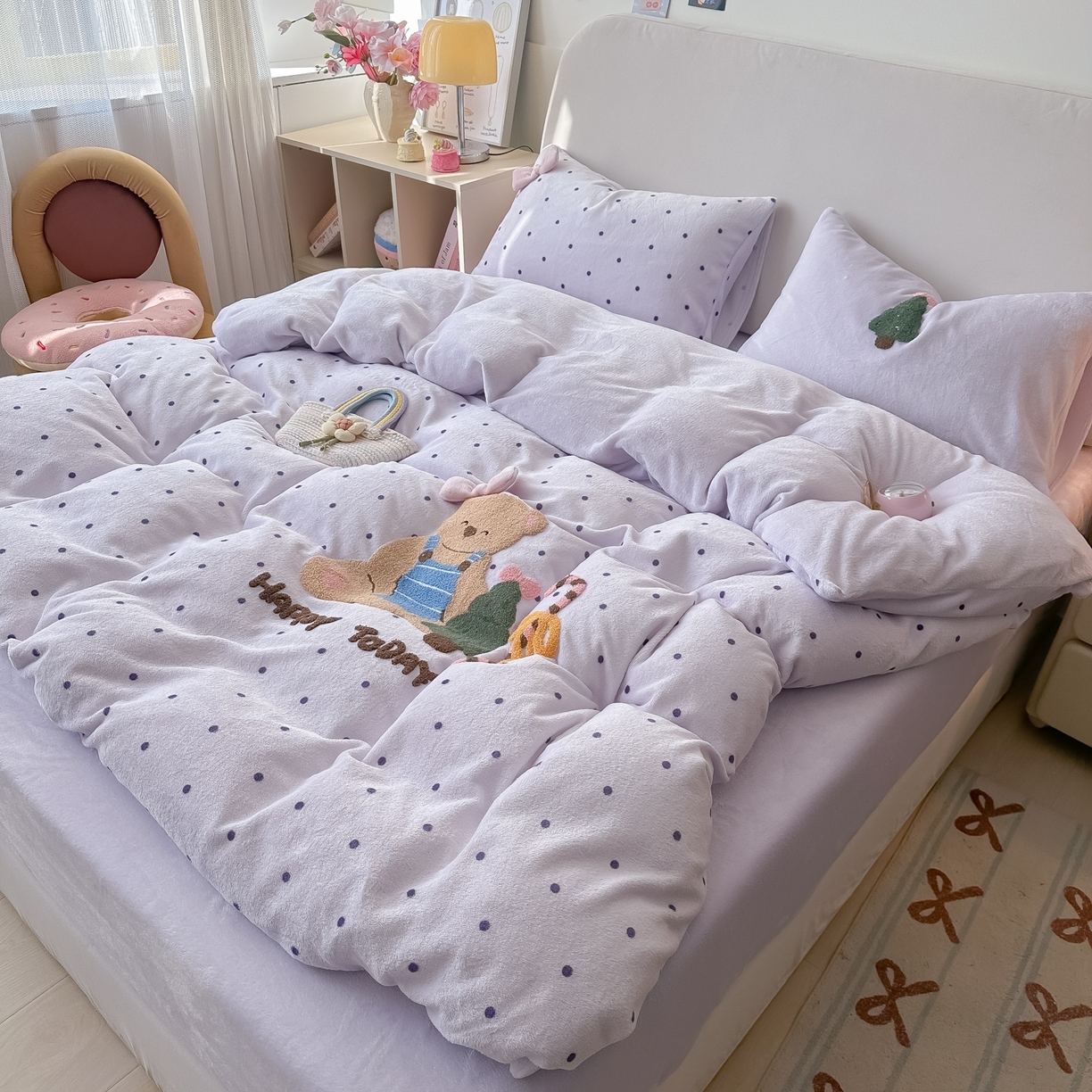 91家纺网 家纺一手货源 找家纺 子钦家纺 2025秋冬新款加厚牛奶绒撸猫感毛巾绣四件套-圣诞小熊 圣诞小熊-紫波点