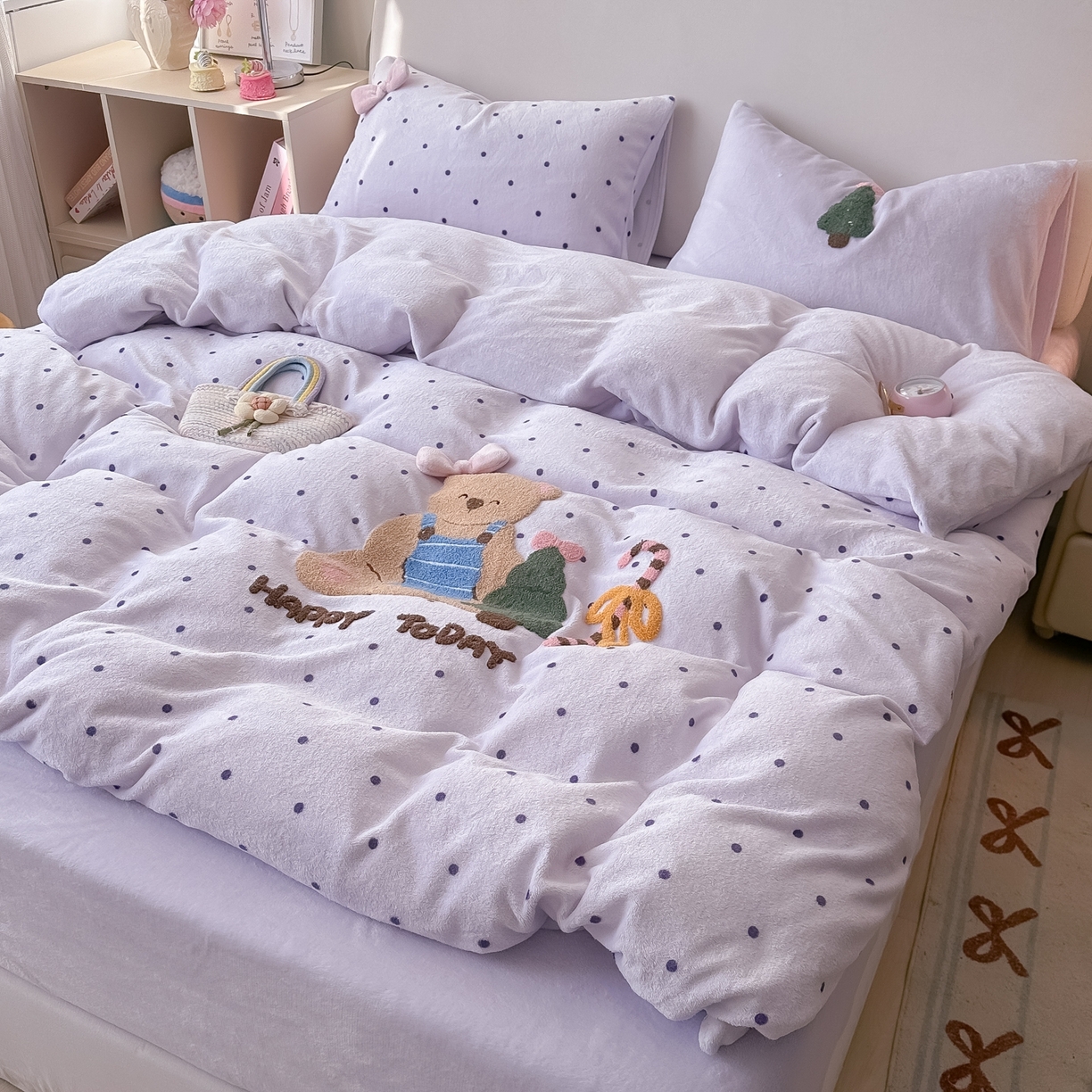 91家纺网 家纺一手货源 找家纺 子钦家纺 2025秋冬新款加厚牛奶绒撸猫感毛巾绣四件套-圣诞小熊 圣诞小熊-紫波点