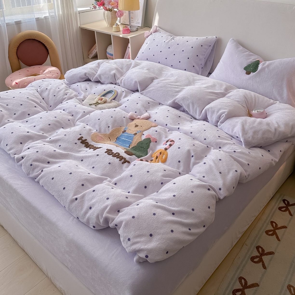 91家纺网 家纺一手货源 找家纺 子钦家纺 2025秋冬新款加厚牛奶绒撸猫感毛巾绣四件套-圣诞小熊 圣诞小熊-紫波点