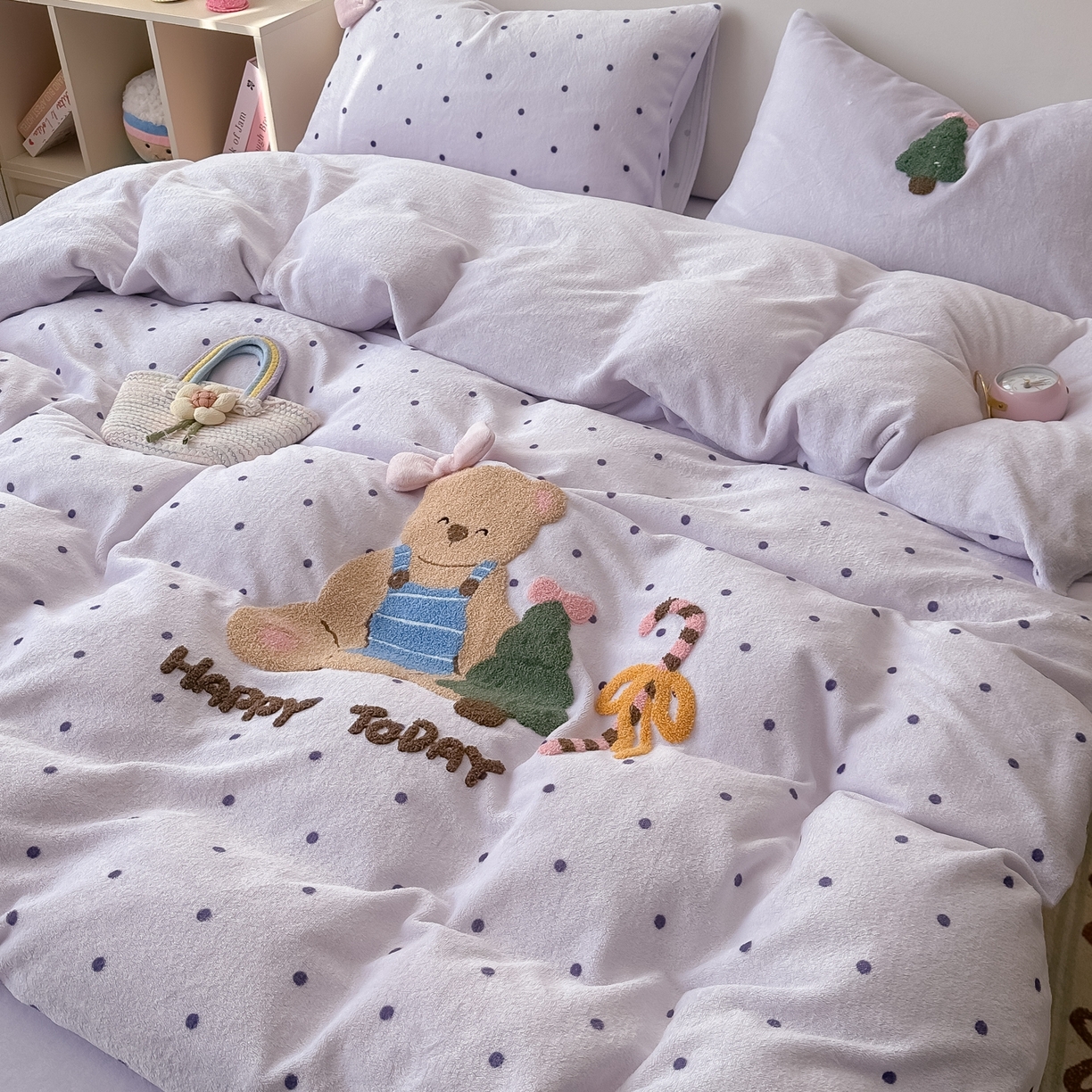 91家纺网 家纺一手货源 找家纺 子钦家纺 2025秋冬新款加厚牛奶绒撸猫感毛巾绣四件套-圣诞小熊 圣诞小熊-紫波点