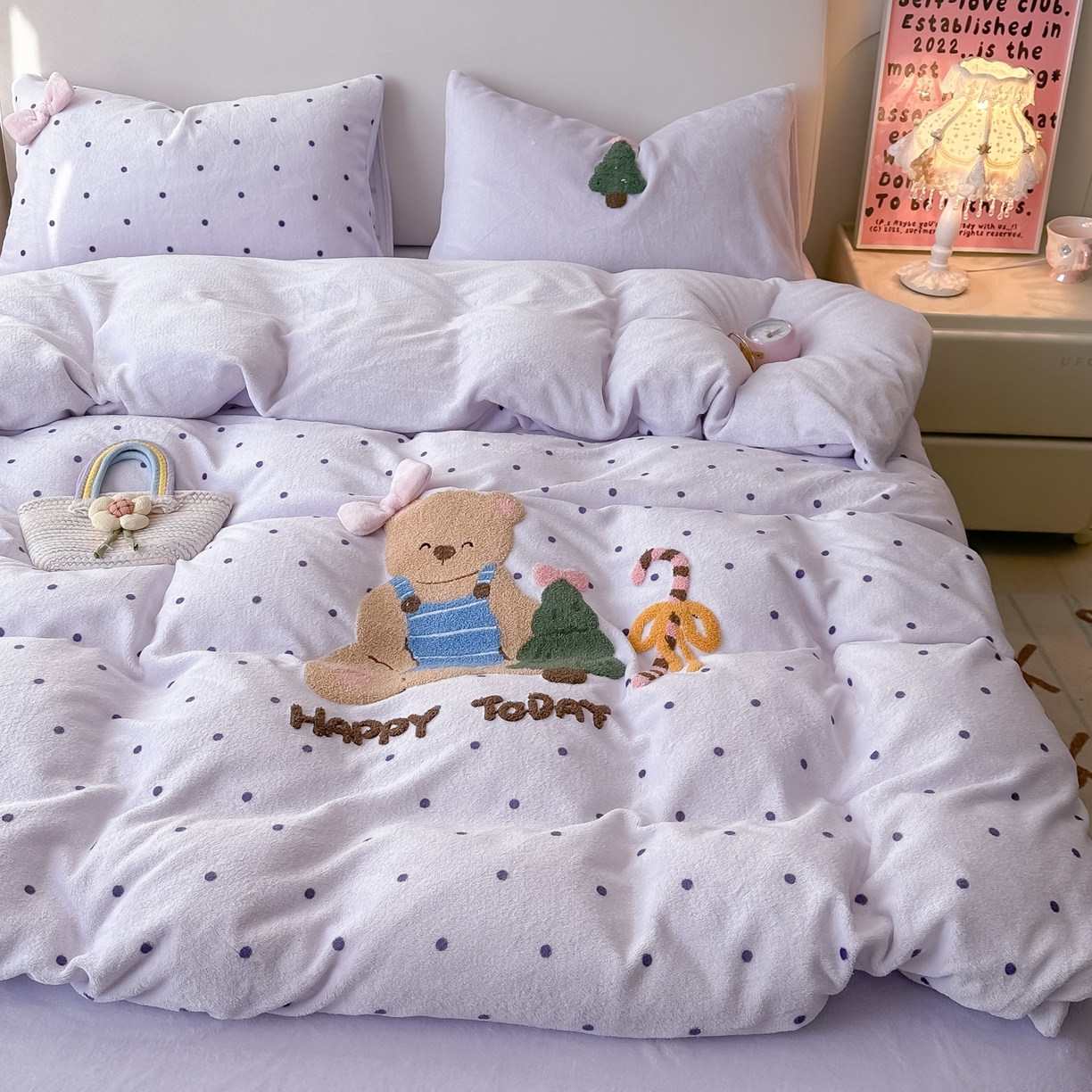 91家纺网 家纺一手货源 找家纺 子钦家纺 2025秋冬新款加厚牛奶绒撸猫感毛巾绣四件套-圣诞小熊 圣诞小熊-紫波点