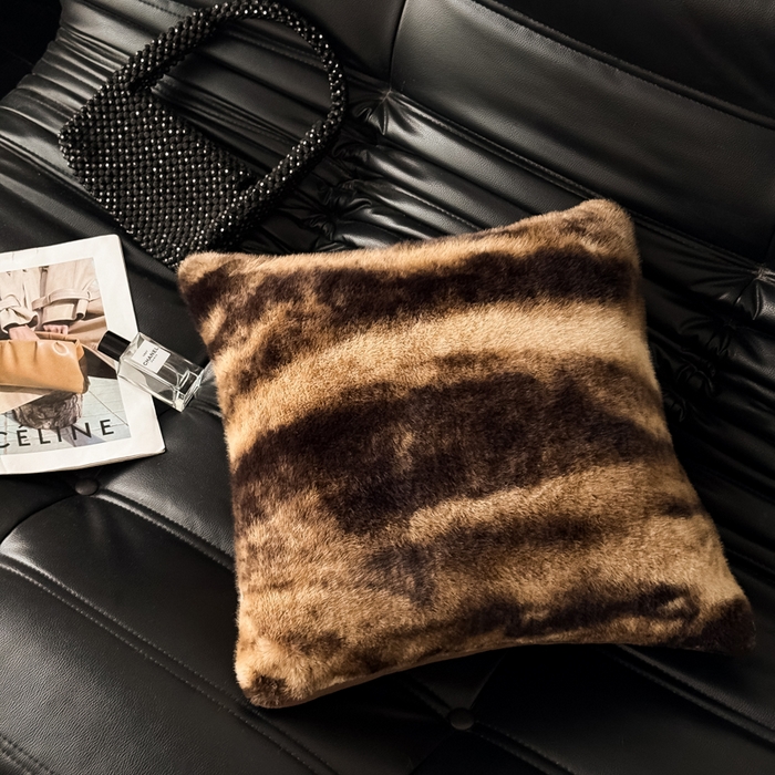 91家纺网 家纺一手货源 找家纺 九花鹿 2025新款轻奢水貂绒印花抱枕套 玛丽娜-拿铁棕