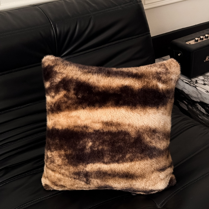 91家纺网 家纺一手货源 找家纺 九花鹿 2025新款轻奢水貂绒印花抱枕套 玛丽娜-拿铁棕