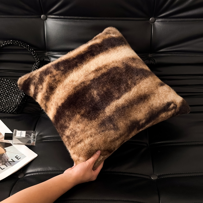 91家纺网 家纺一手货源 找家纺 九花鹿 2025新款轻奢水貂绒印花抱枕套 玛丽娜-拿铁棕