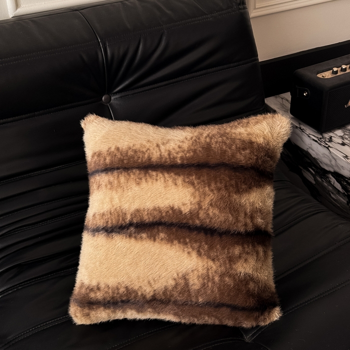 91家纺网 家纺一手货源 找家纺 九花鹿 2025新款轻奢水貂绒印花抱枕套 佩兹利