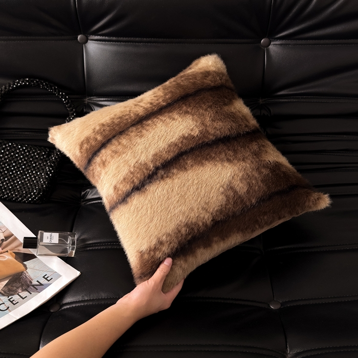 91家纺网 家纺一手货源 找家纺 九花鹿 2025新款轻奢水貂绒印花抱枕套 佩兹利