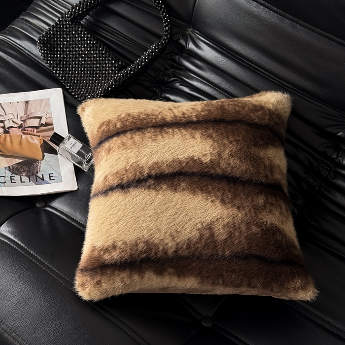 91家纺网 家纺一手货源 找家纺 九花鹿 2025新款轻奢水貂绒印花抱枕套 佩兹利