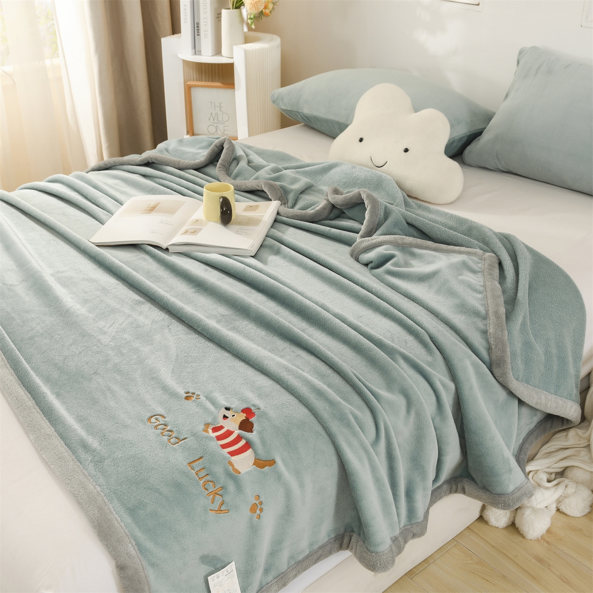 91家纺网 家纺一手货源 找家纺 恋绒家纺 2025新款刺绣款双面绒毛毯毯子盖毯 幸运狗-湖蓝