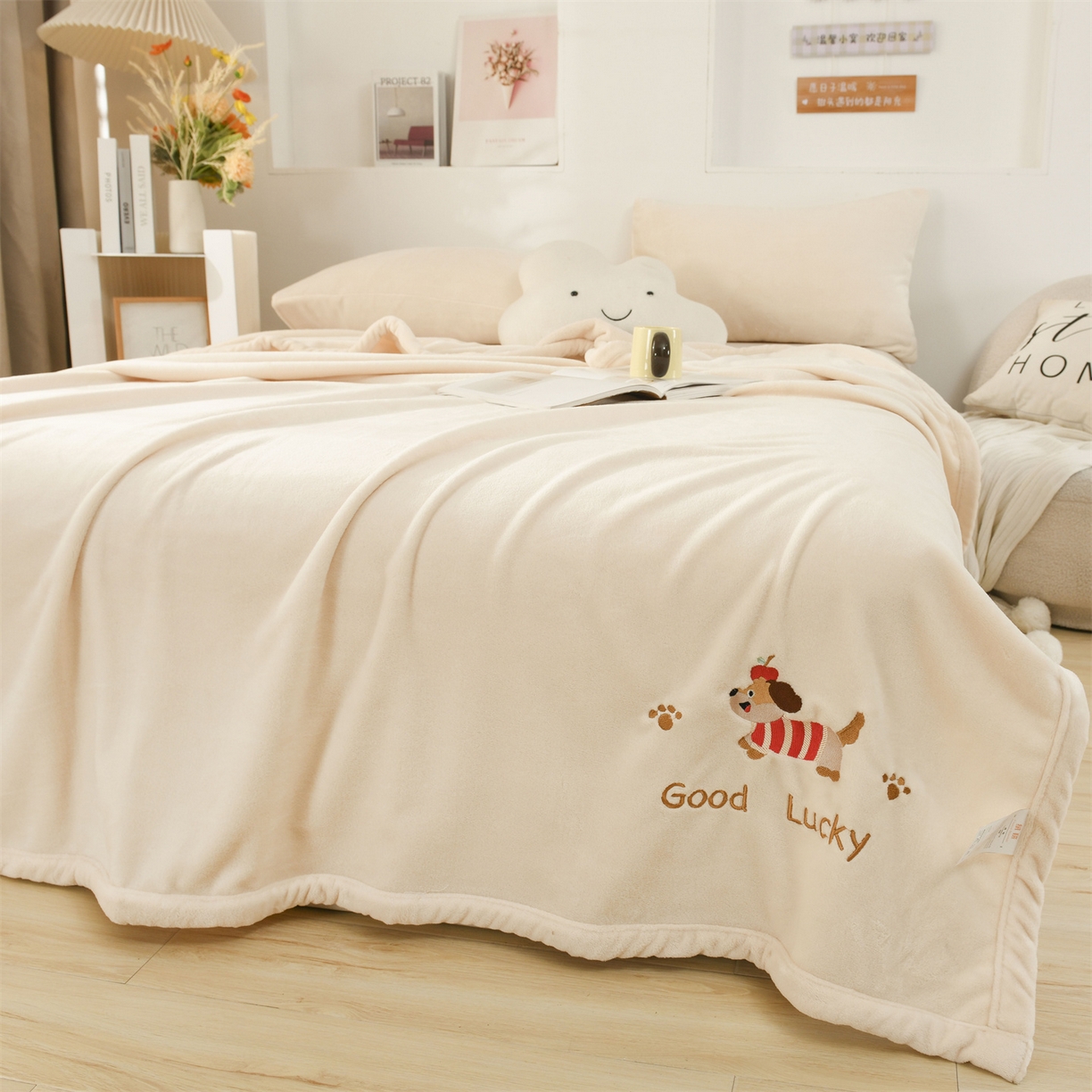 91家纺网 家纺一手货源 找家纺 恋绒家纺 2025新款刺绣款双面绒毛毯毯子盖毯 幸运狗-米白