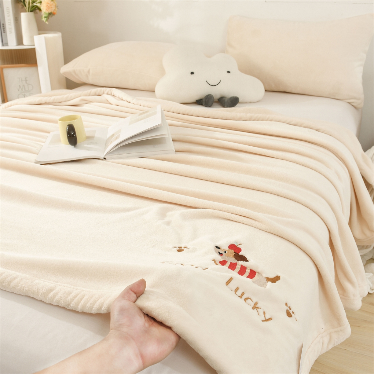 91家纺网 家纺一手货源 找家纺 恋绒家纺 2025新款刺绣款双面绒毛毯毯子盖毯 幸运狗-米白