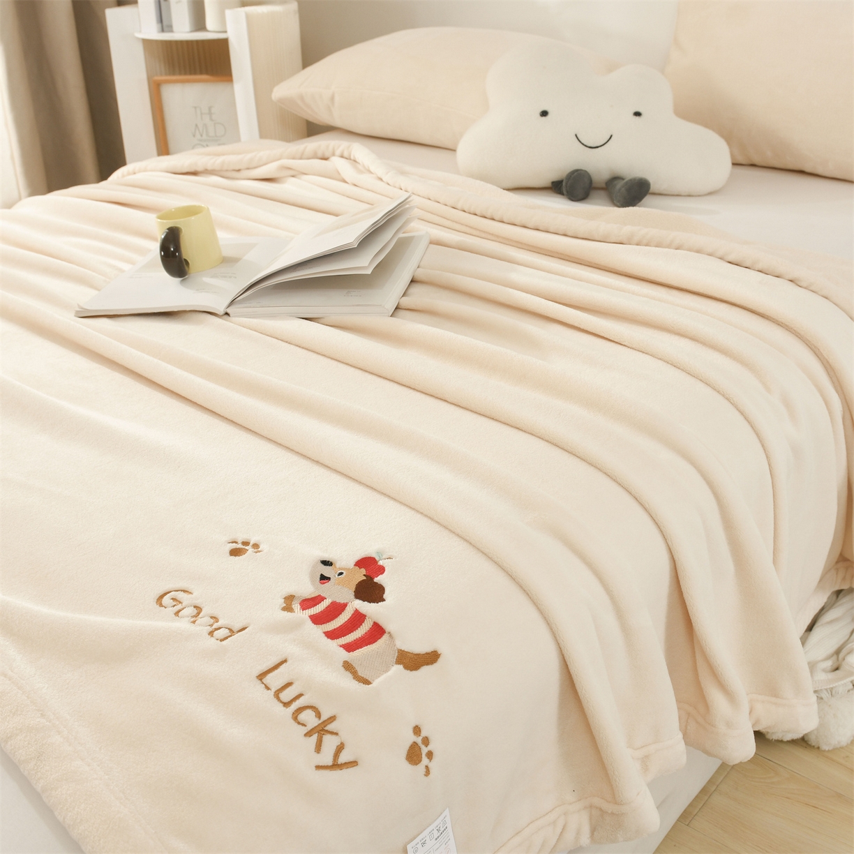 91家纺网 家纺一手货源 找家纺 恋绒家纺 2025新款刺绣款双面绒毛毯毯子盖毯 幸运狗-米白