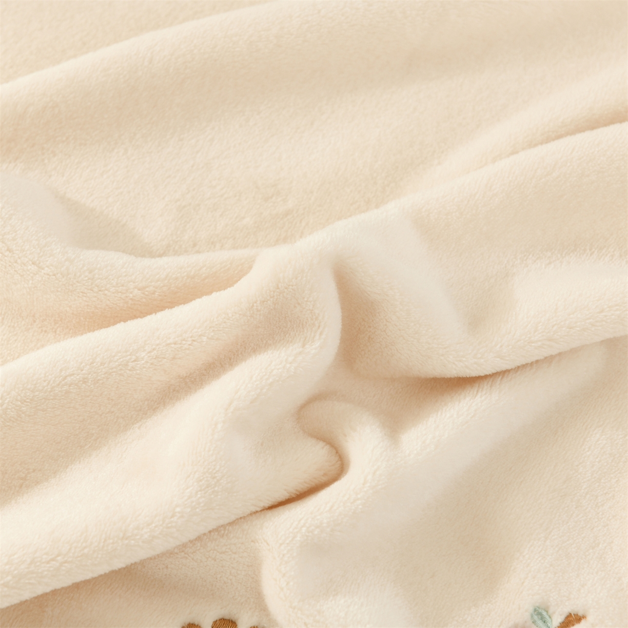 91家纺网 家纺一手货源 找家纺 恋绒家纺 2025新款刺绣款双面绒毛毯毯子盖毯 幸运狗-米白