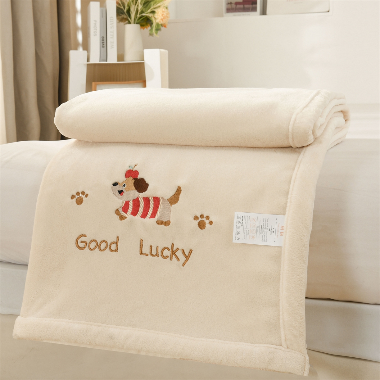 91家纺网 家纺一手货源 找家纺 恋绒家纺 2025新款刺绣款双面绒毛毯毯子盖毯 幸运狗-米白