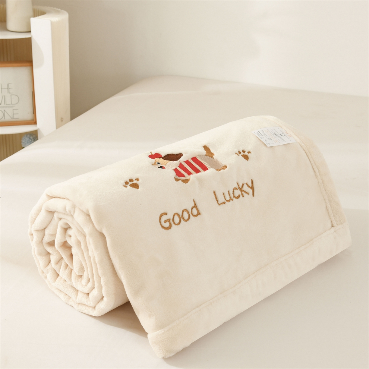 91家纺网 家纺一手货源 找家纺 恋绒家纺 2025新款刺绣款双面绒毛毯毯子盖毯 幸运狗-米白