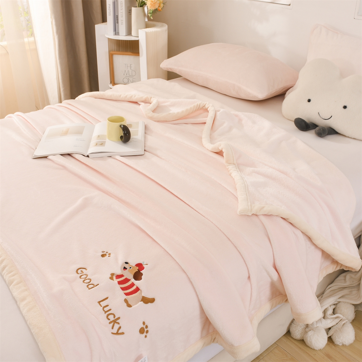 91家纺网 家纺一手货源 找家纺 恋绒家纺 2025新款刺绣款双面绒毛毯毯子盖毯 幸运狗-浅粉