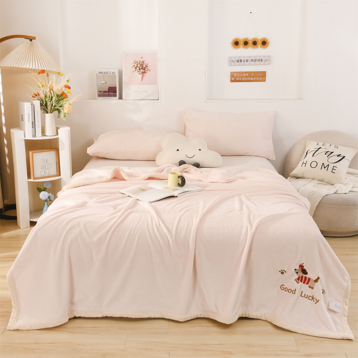 91家纺网 家纺一手货源 找家纺 恋绒家纺 2025新款刺绣款双面绒毛毯毯子盖毯 幸运狗-浅粉