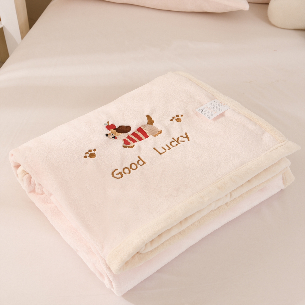 91家纺网 家纺一手货源 找家纺 恋绒家纺 2025新款刺绣款双面绒毛毯毯子盖毯 幸运狗-浅粉