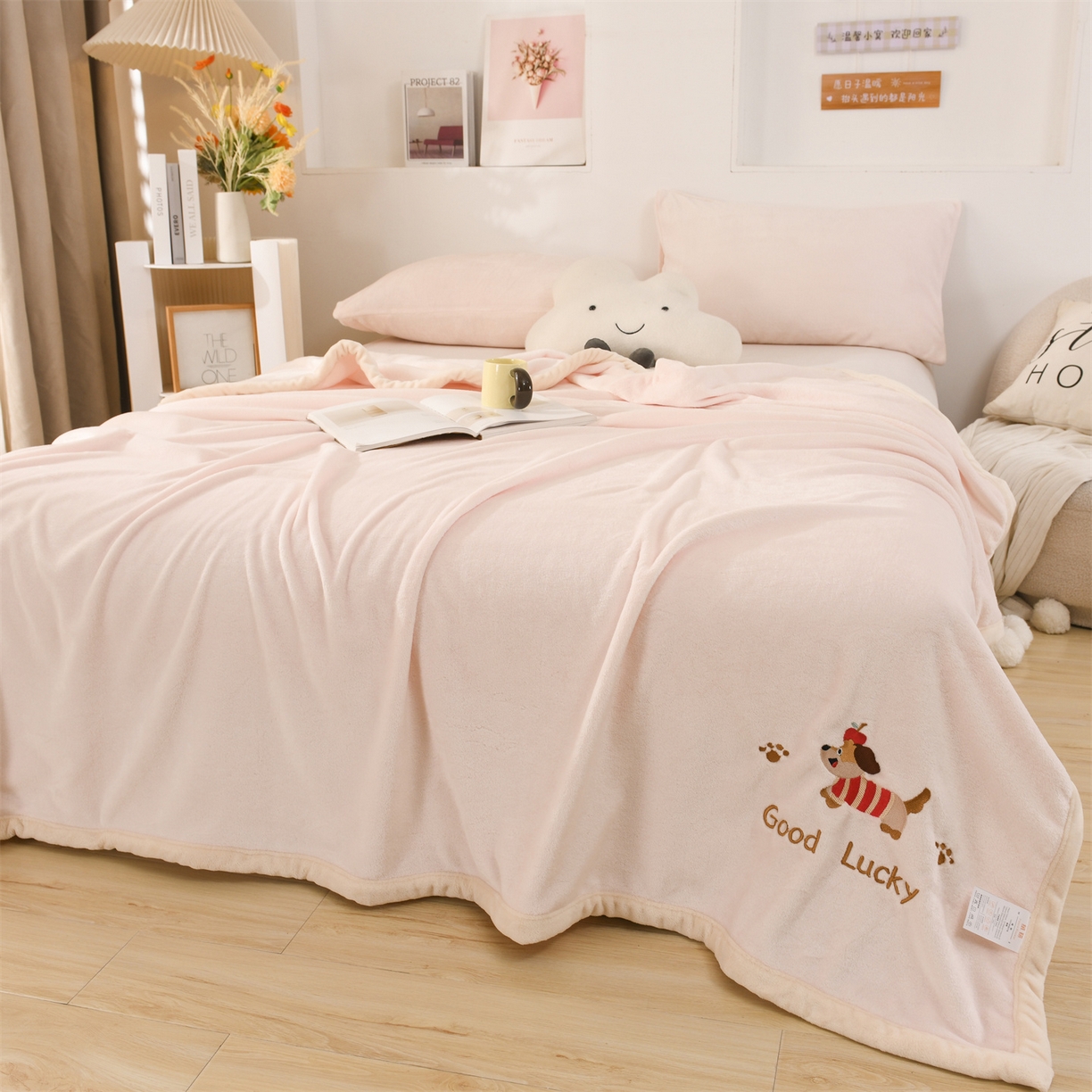 91家纺网 家纺一手货源 找家纺 恋绒家纺 2025新款刺绣款双面绒毛毯毯子盖毯 幸运狗-浅粉