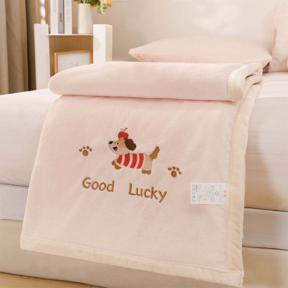 91家纺网 家纺一手货源 找家纺 恋绒家纺 2025新款刺绣款双面绒毛毯毯子盖毯 幸运狗-浅粉