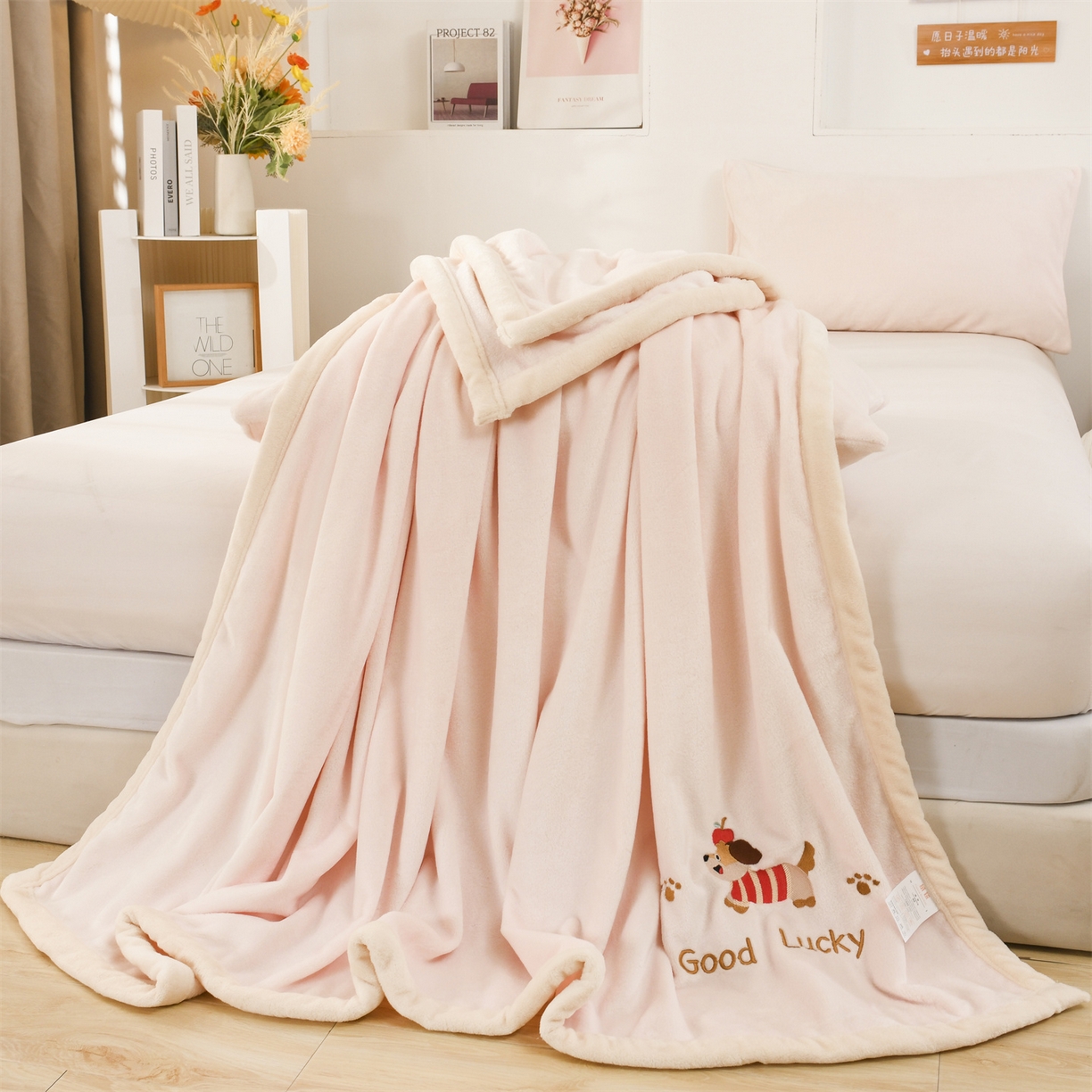 91家纺网 家纺一手货源 找家纺 恋绒家纺 2025新款刺绣款双面绒毛毯毯子盖毯 幸运狗-浅粉