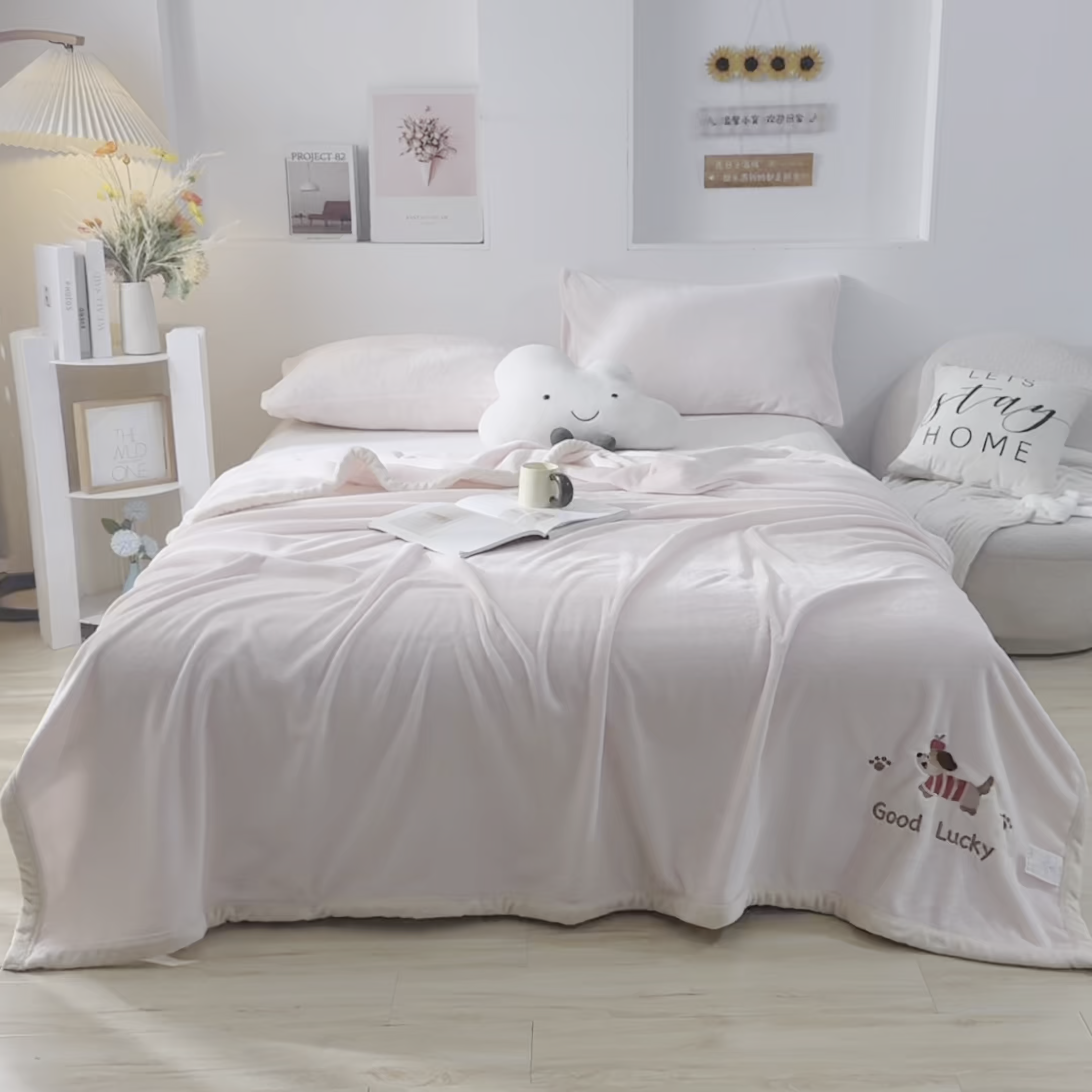 91家纺网 家纺一手货源 找家纺 恋绒家纺 2025新款刺绣款双面绒毛毯毯子盖毯 幸运狗-浅粉