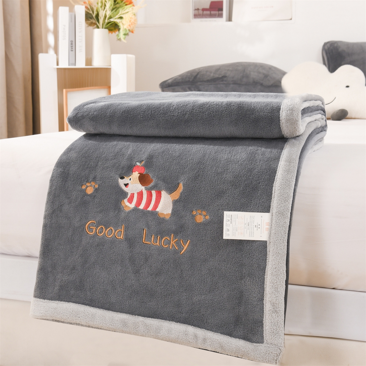 91家纺网 家纺一手货源 找家纺 恋绒家纺 2025新款刺绣款双面绒毛毯毯子盖毯 幸运狗-深灰