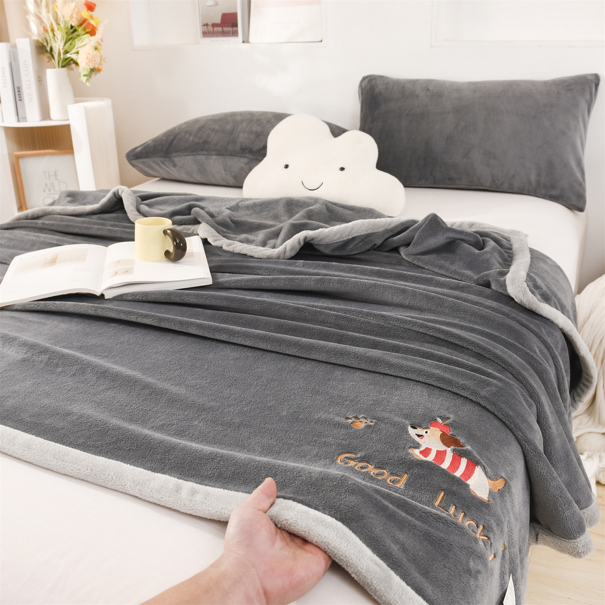 91家纺网 家纺一手货源 找家纺 恋绒家纺 2025新款刺绣款双面绒毛毯毯子盖毯 幸运狗-深灰
