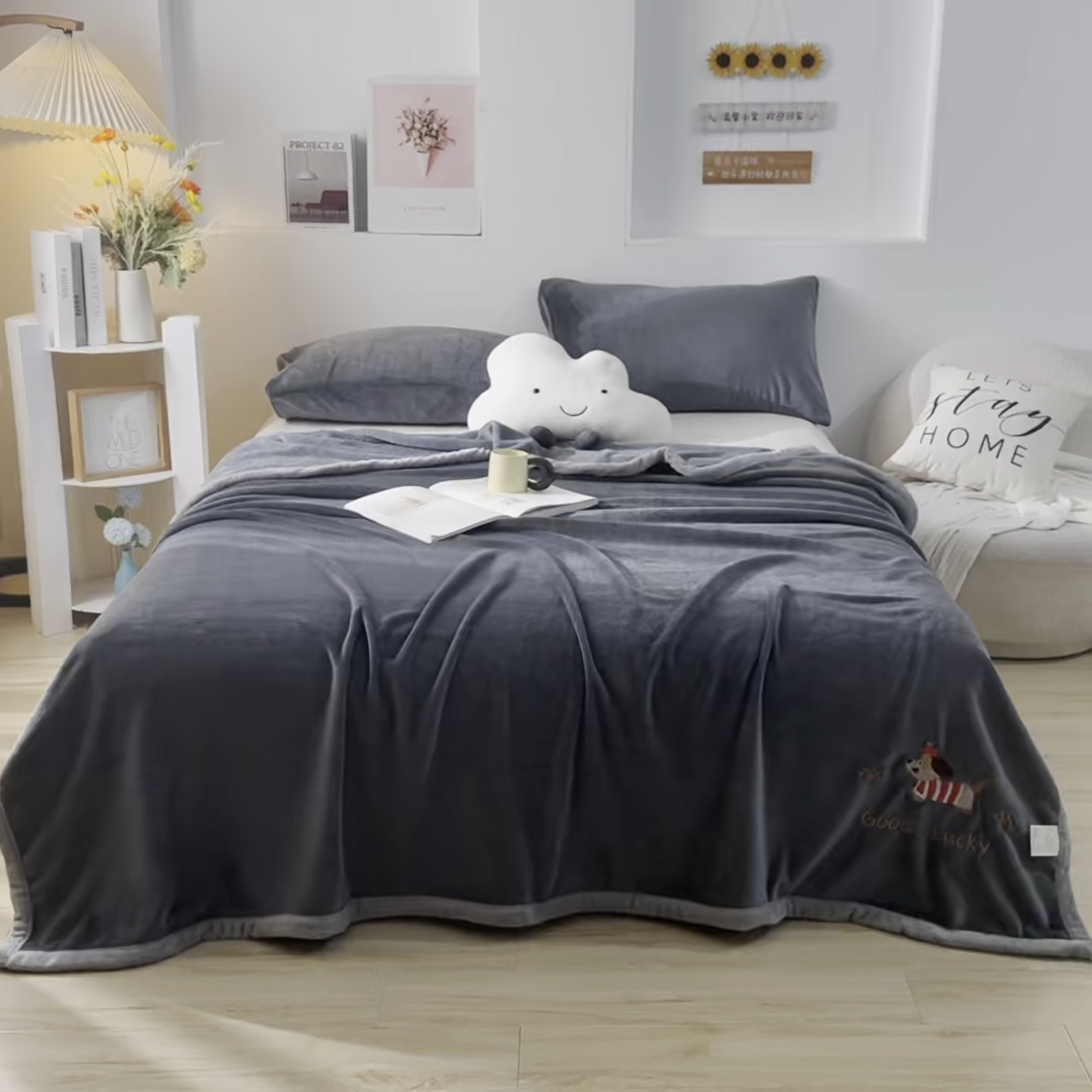 91家纺网 家纺一手货源 找家纺 恋绒家纺 2025新款刺绣款双面绒毛毯毯子盖毯 幸运狗-深灰