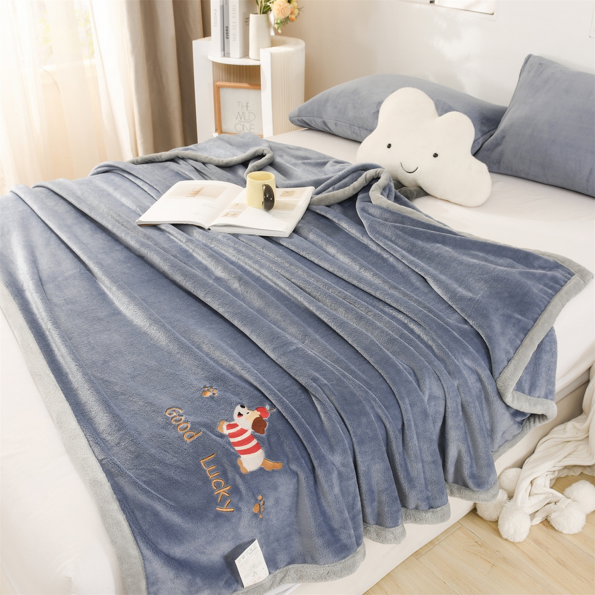 91家纺网 家纺一手货源 找家纺 恋绒家纺 2025新款刺绣款双面绒毛毯毯子盖毯 幸运狗-深蓝