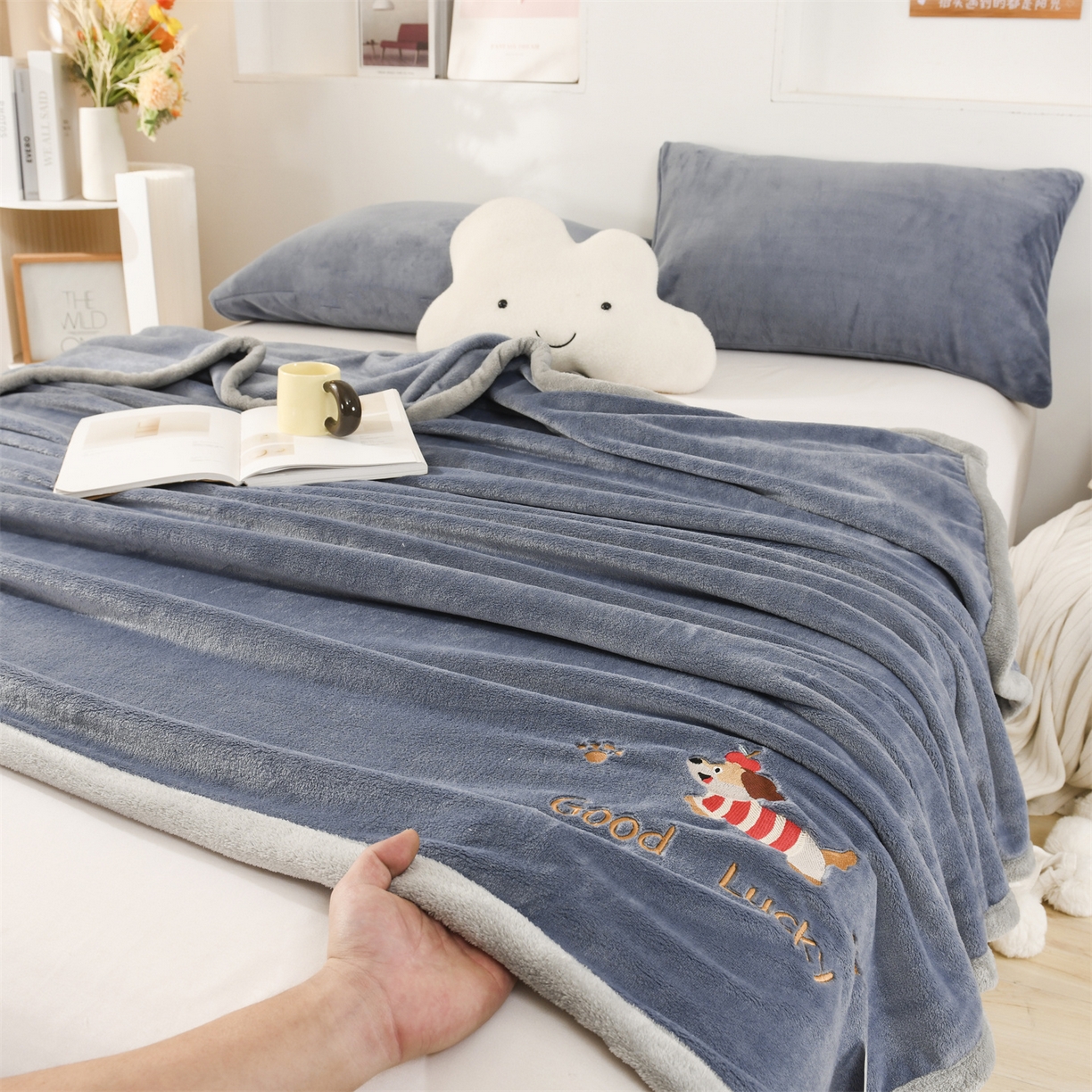 91家纺网 家纺一手货源 找家纺 恋绒家纺 2025新款刺绣款双面绒毛毯毯子盖毯 幸运狗-深蓝