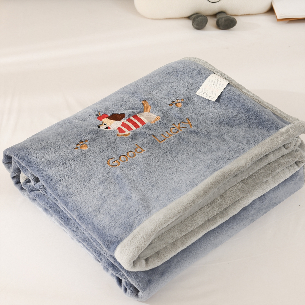 91家纺网 家纺一手货源 找家纺 恋绒家纺 2025新款刺绣款双面绒毛毯毯子盖毯 幸运狗-深蓝
