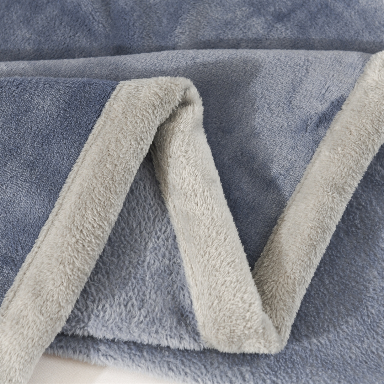 91家纺网 家纺一手货源 找家纺 恋绒家纺 2025新款刺绣款双面绒毛毯毯子盖毯 幸运狗-深蓝