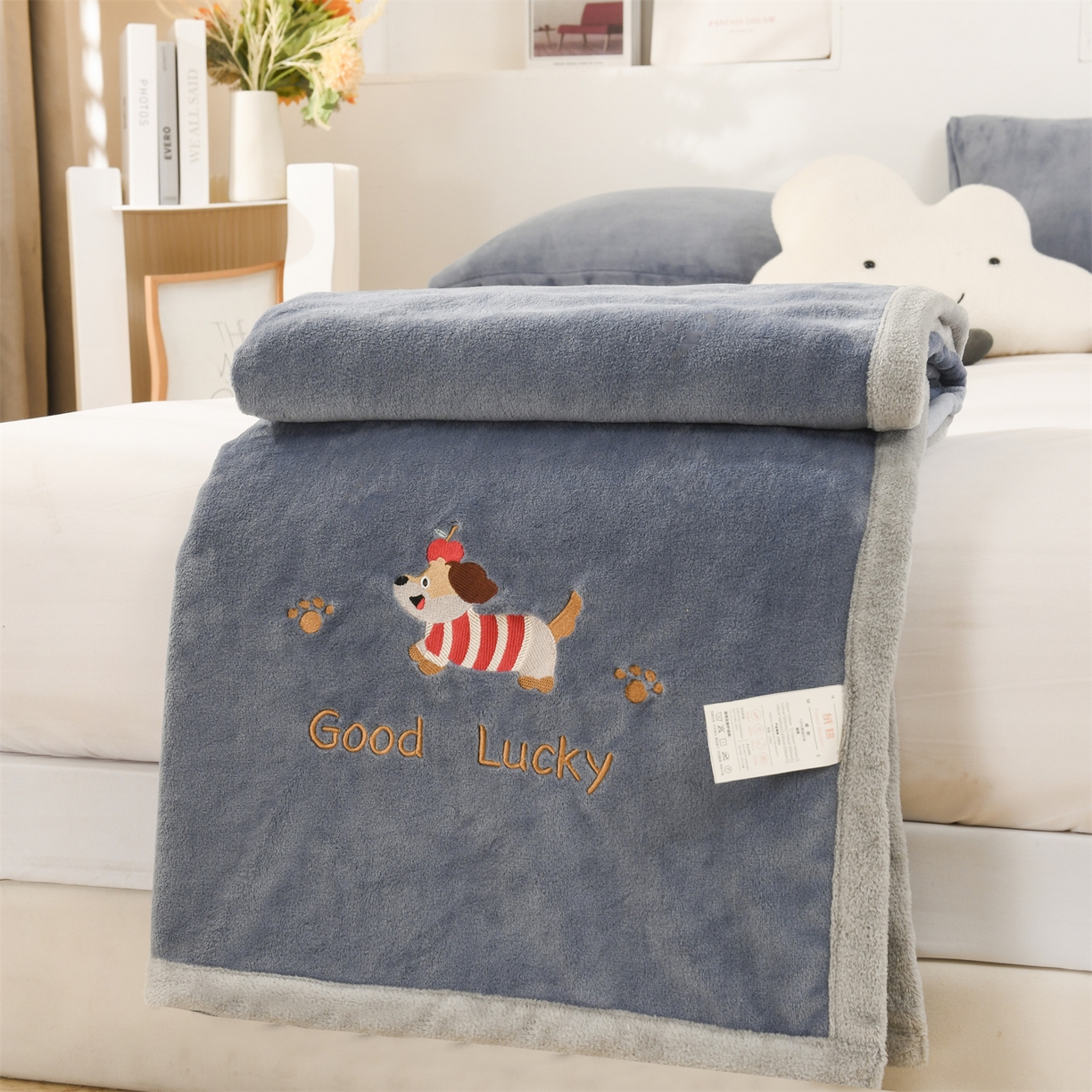 91家纺网 家纺一手货源 找家纺 恋绒家纺 2025新款刺绣款双面绒毛毯毯子盖毯 幸运狗-深蓝