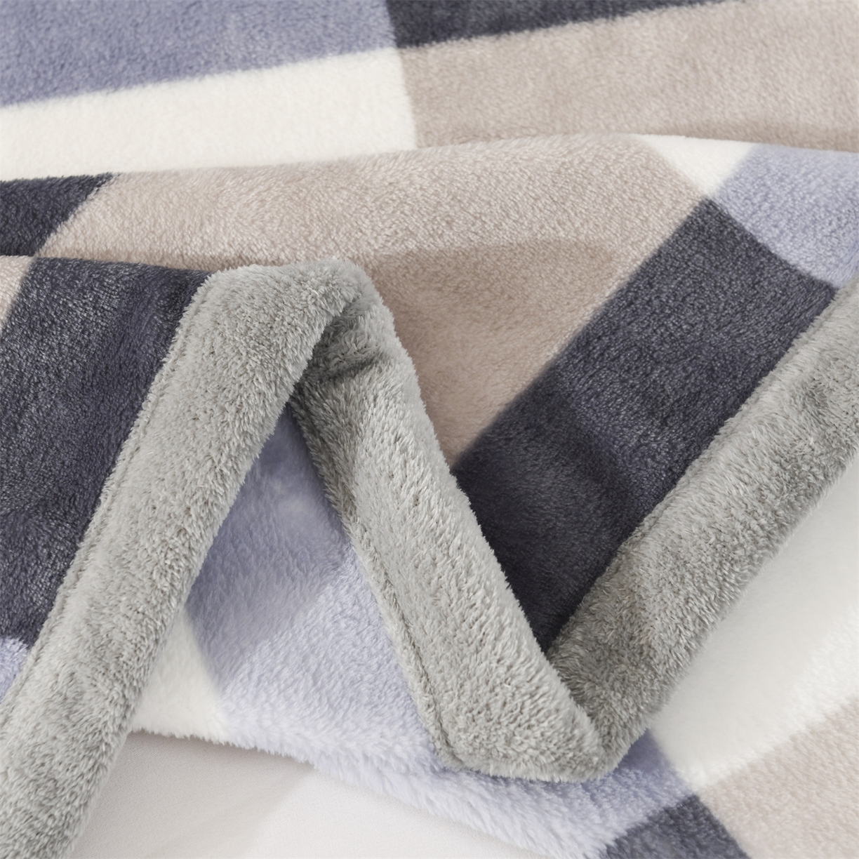 91家纺网 家纺一手货源 找家纺 恋绒家纺 2025新款双面绒多功能休闲毛毯盖毯毯子 简约格调