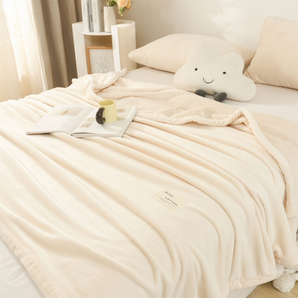 91家纺网 家纺一手货源 找家纺 恋绒家纺 2025新款双面绒多功能休闲毛毯盖毯毯子 米白