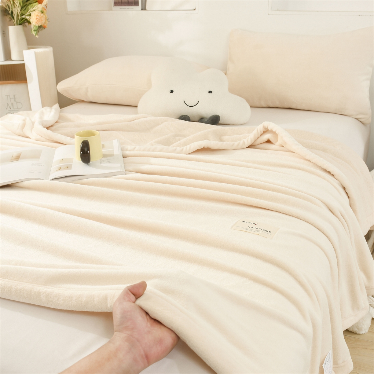 91家纺网 家纺一手货源 找家纺 恋绒家纺 2025新款双面绒多功能休闲毛毯盖毯毯子 米白