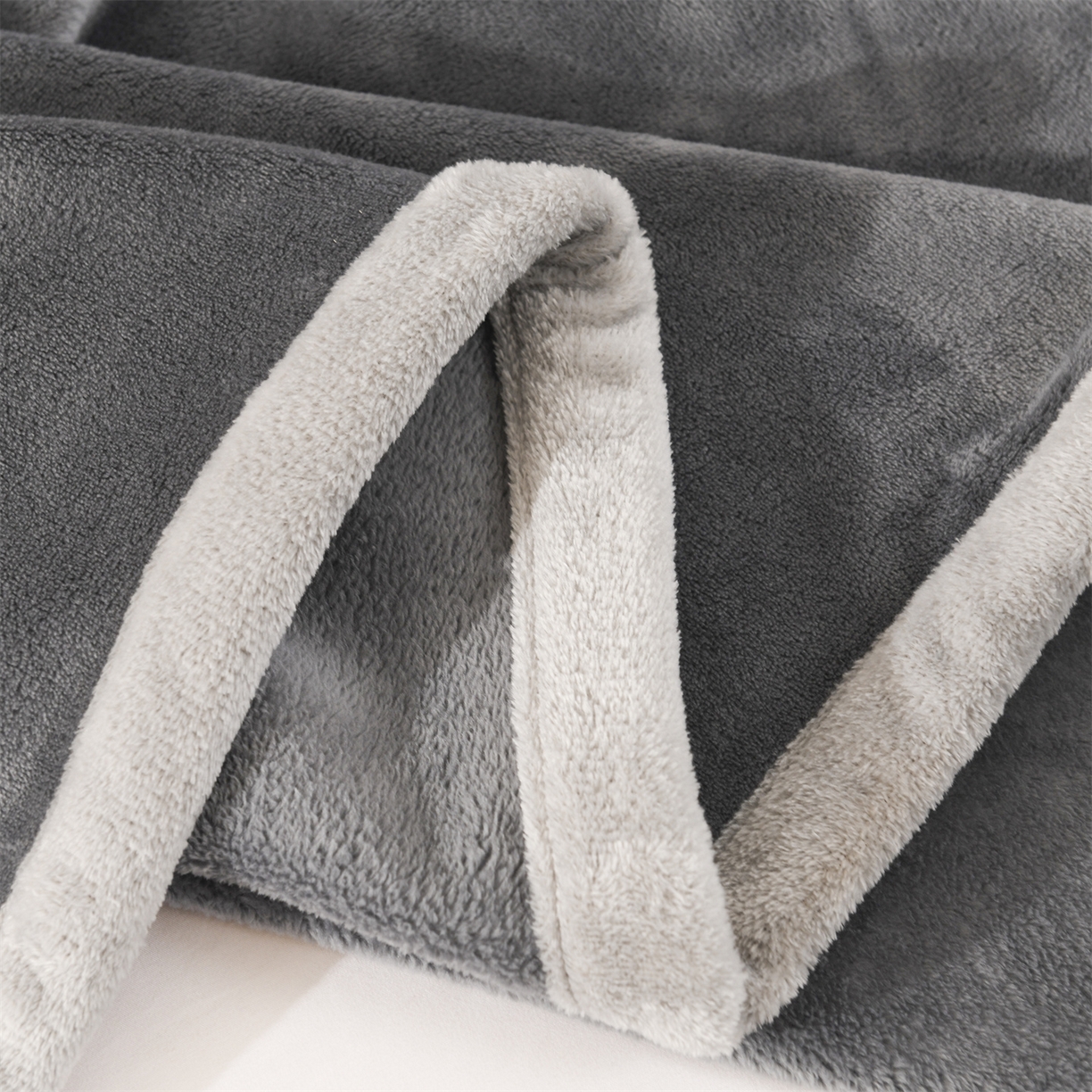 91家纺网 家纺一手货源 找家纺 恋绒家纺 2025新款双面绒多功能休闲毛毯盖毯毯子 深灰