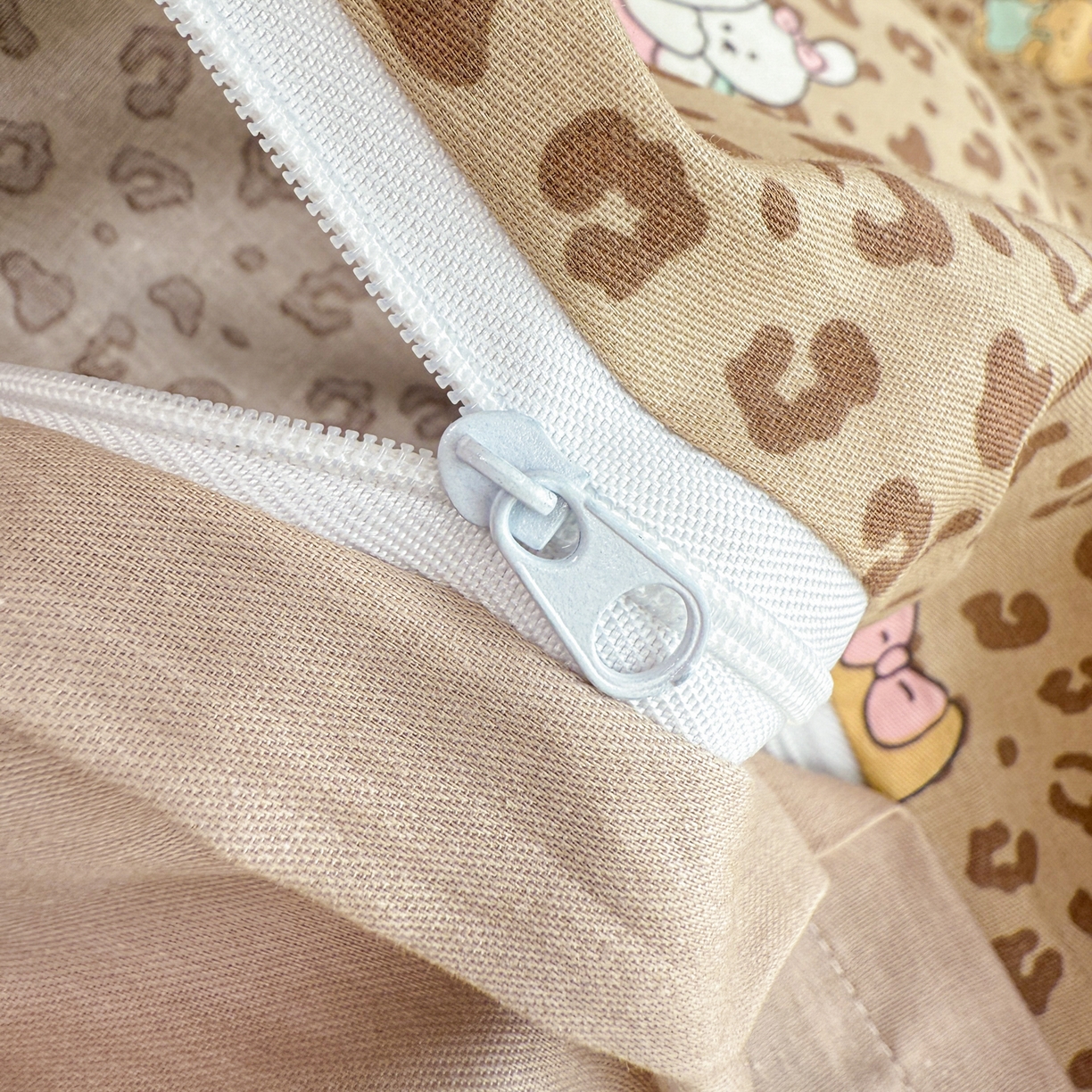 91家纺网 家纺一手货源 找家纺 简宜家居（朝初家纺） 2025新款12868全棉兔与花笺系列四件套 豹纹-咖