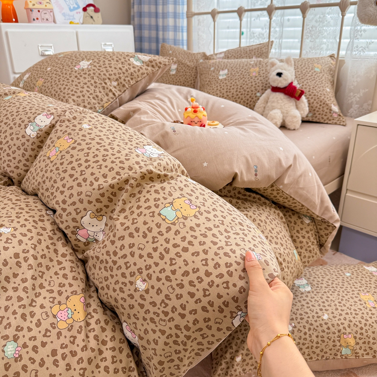 91家纺网 家纺一手货源 找家纺 简宜家居（朝初家纺） 2025新款12868全棉兔与花笺系列四件套 豹纹-咖