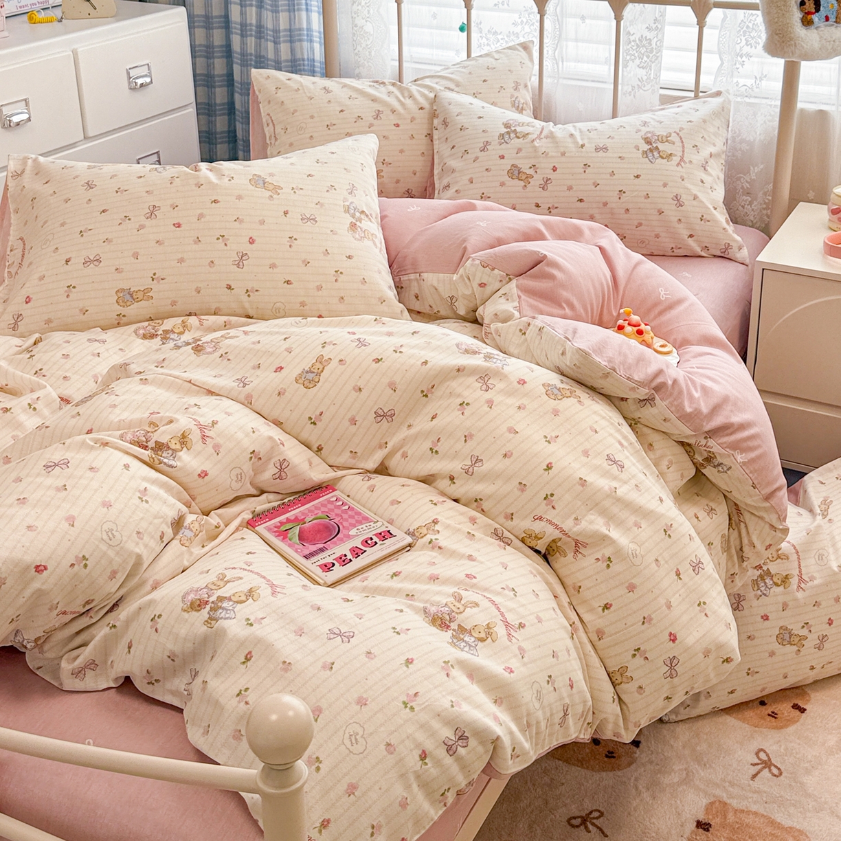 91家纺网 家纺一手货源 找家纺 简宜家居（朝初家纺） 2025新款12868全棉兔与花笺系列四件套 粉红可爱兔