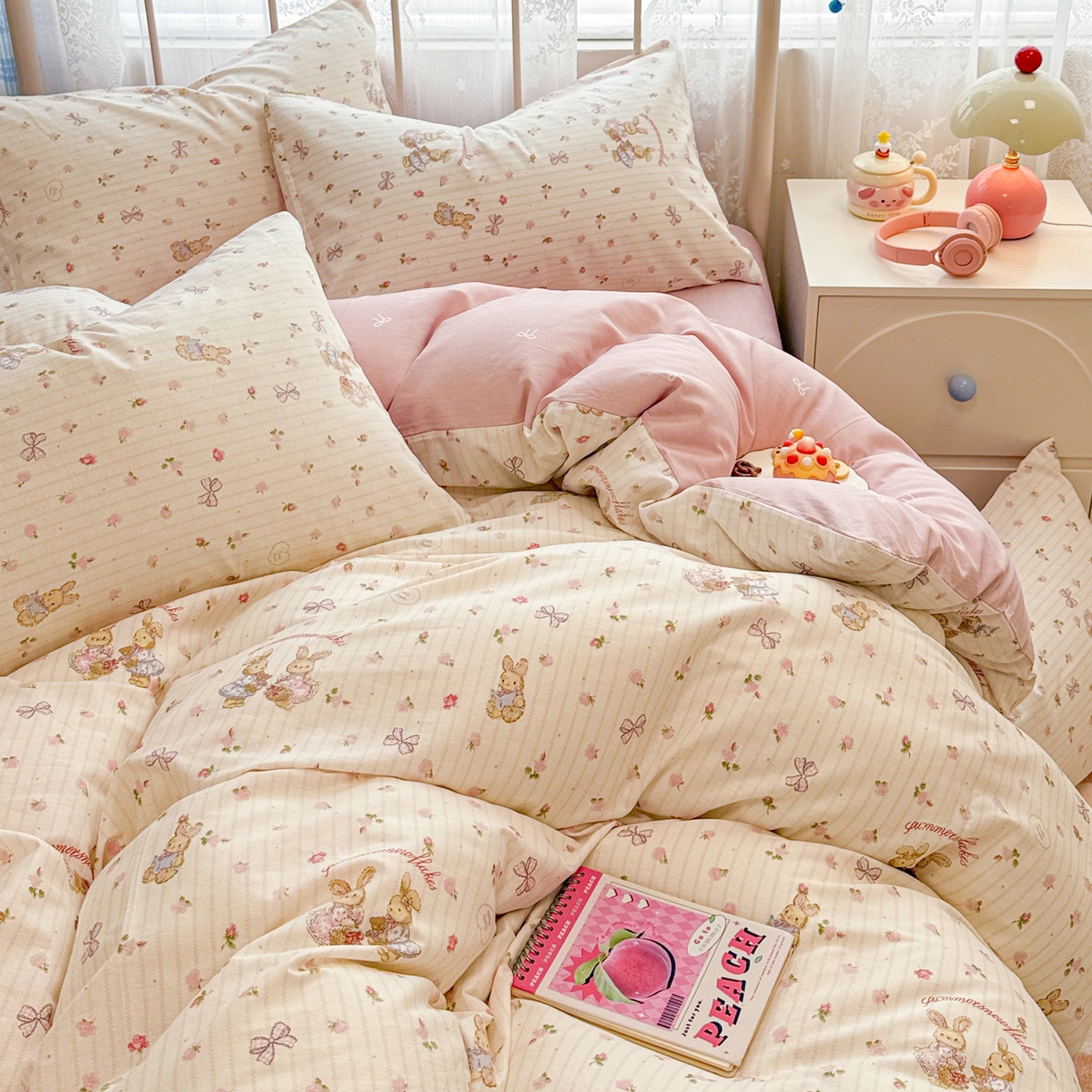 91家纺网 家纺一手货源 找家纺 简宜家居（朝初家纺） 2025新款12868全棉兔与花笺系列四件套 粉红可爱兔