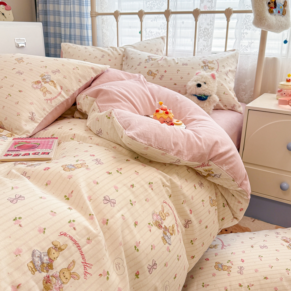 91家纺网 家纺一手货源 找家纺 简宜家居（朝初家纺） 2025新款12868全棉兔与花笺系列四件套 粉红可爱兔