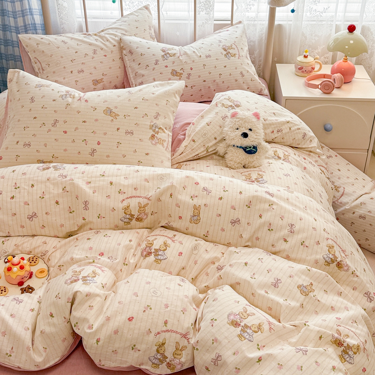 91家纺网 家纺一手货源 找家纺 简宜家居（朝初家纺） 2025新款12868全棉兔与花笺系列四件套 粉红可爱兔