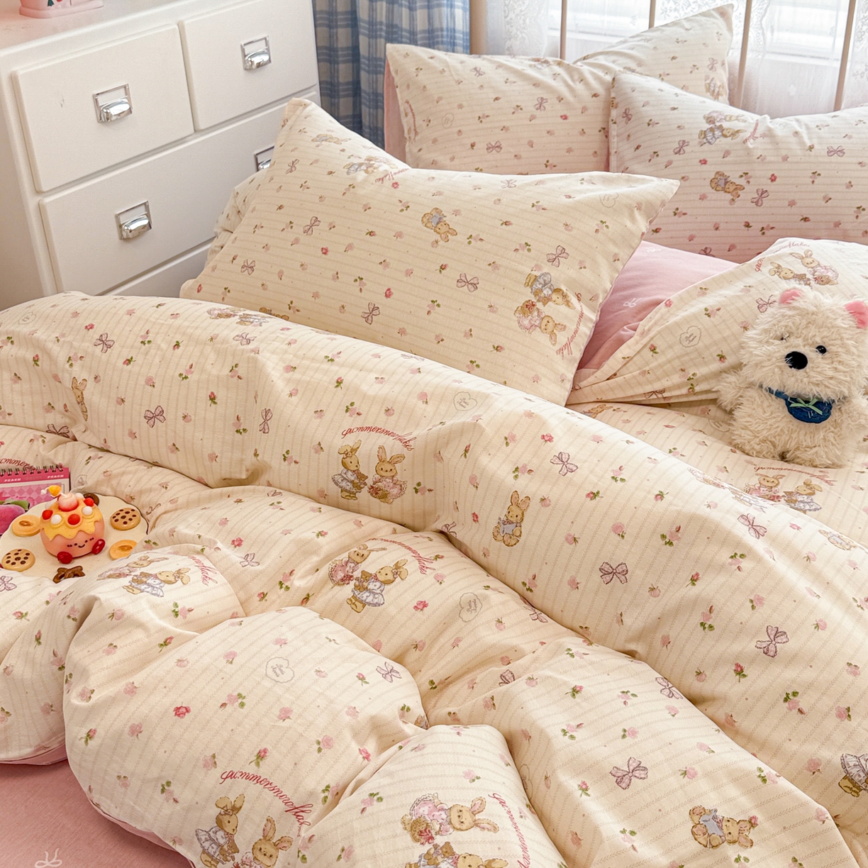 91家纺网 家纺一手货源 找家纺 简宜家居（朝初家纺） 2025新款12868全棉兔与花笺系列四件套 粉红可爱兔