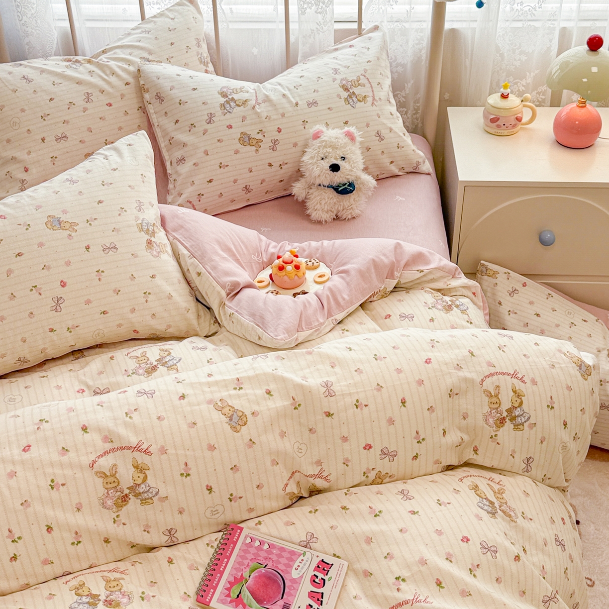 91家纺网 家纺一手货源 找家纺 简宜家居（朝初家纺） 2025新款12868全棉兔与花笺系列四件套 粉红可爱兔