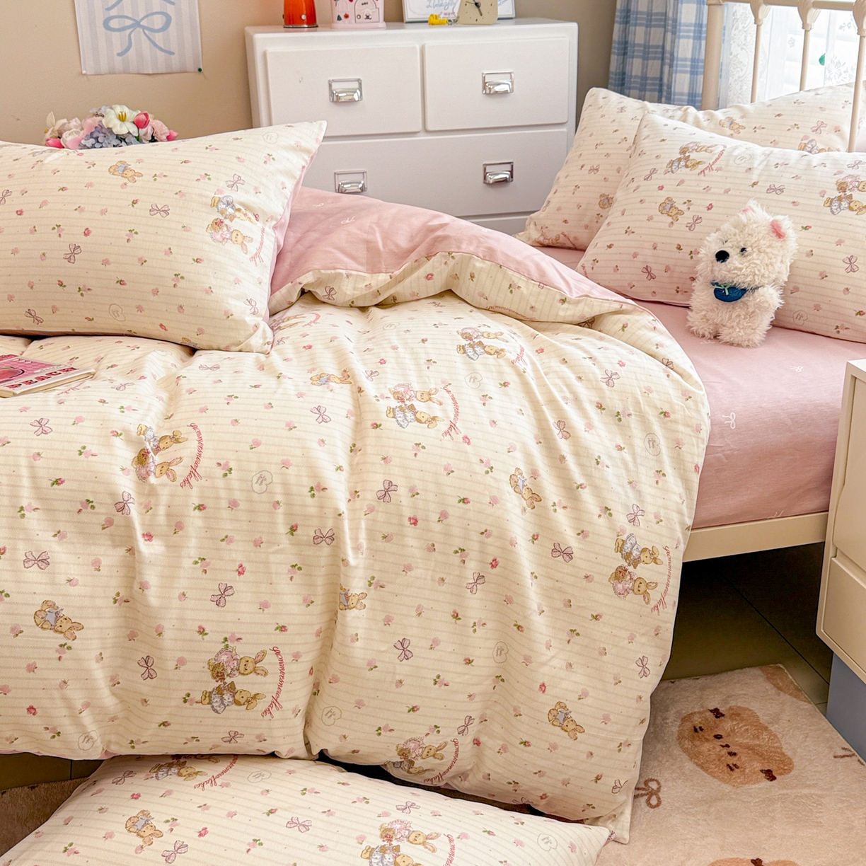 91家纺网 家纺一手货源 找家纺 简宜家居（朝初家纺） 2025新款12868全棉兔与花笺系列四件套 粉红可爱兔