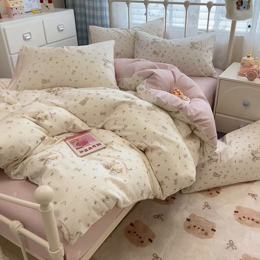 91家纺网 家纺一手货源 找家纺 简宜家居（朝初家纺） 2025新款12868全棉兔与花笺系列四件套 粉红可爱兔